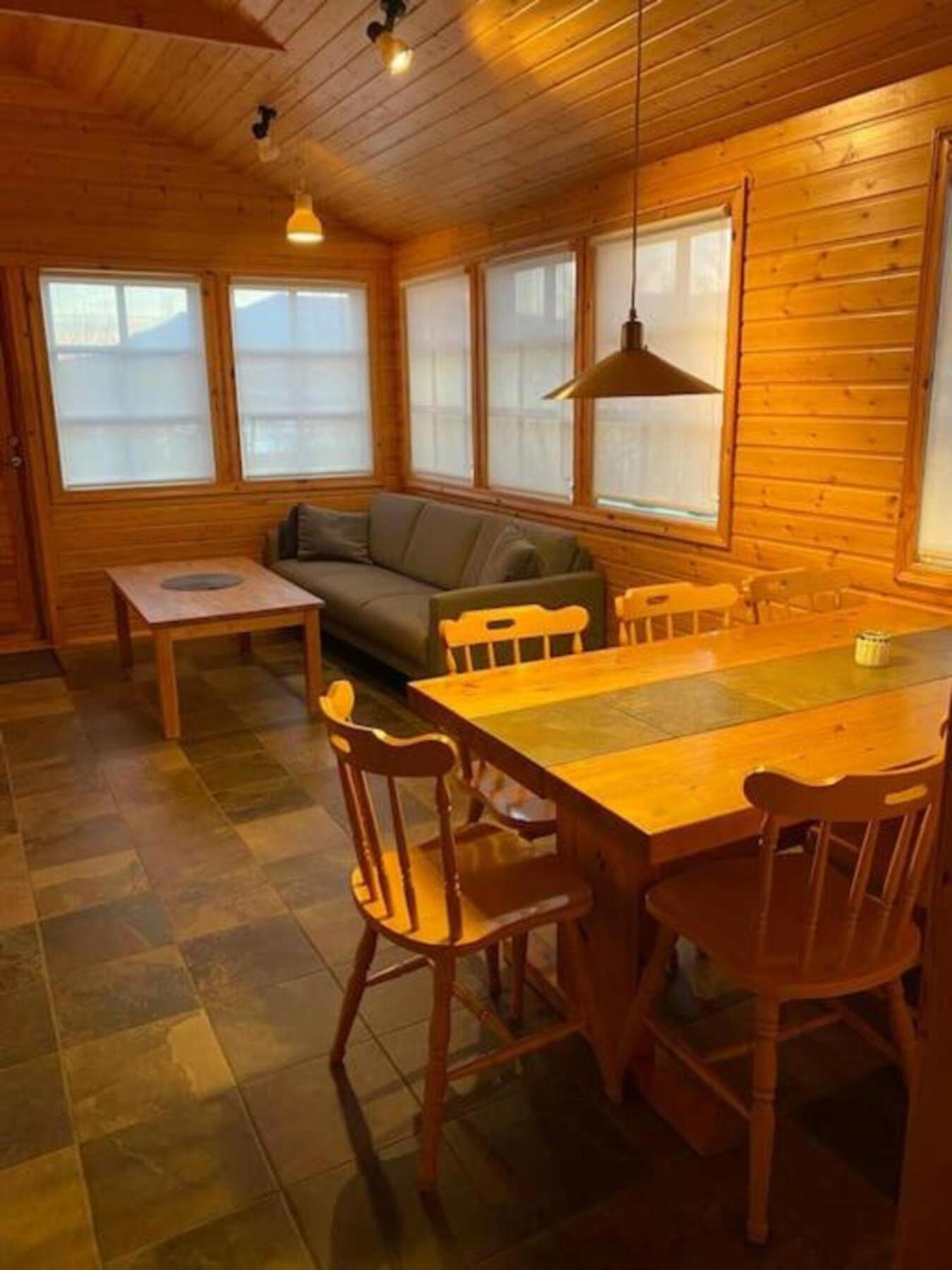Cozy 2 Bedroom Cottage With Hot Tub 아퀴레이리 외부 사진